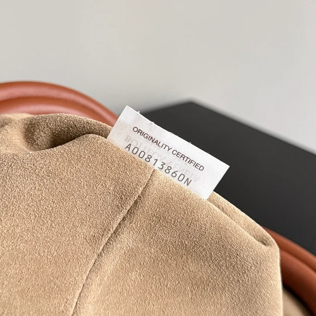 Batch 2140 BOTTEGA VENETA Lauren 1980 clutch is officially back! It pays homage to the 1980s classic handbags while adding a modern design. The light wood color cowhide exterior is paired with an old suede lining. The retro colors suddenly bring people back to autumn, as if they are still in the season of falling leaves. 🍂The season of wearing thin cardigans. The simple and elegant style combined with the large capacity makes it beautiful and practical when traveling. Style number: 796564 (785807) Size: 31.5*16.5*11cm